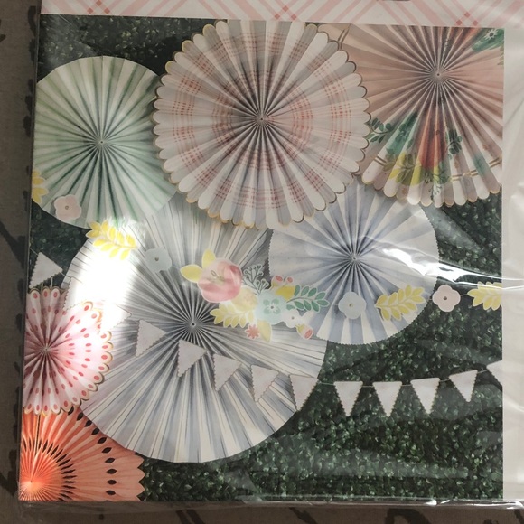 🛑SOLD🛑 Floral & Pennant Banners - Picture 4 of 11